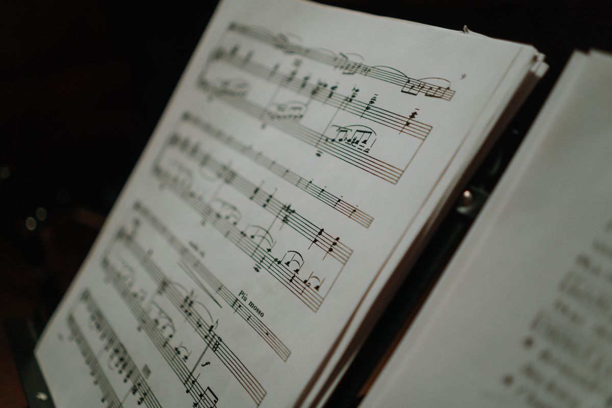 Partition de musique posée sur un pupitre, notes visibles en gros plan