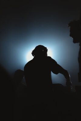 Silhouette d'un DJ derrière ses platines lors d'un concert