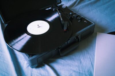 Disque vinyle en rotation sur une platine vintage, bras de lecture posé sur le sillon