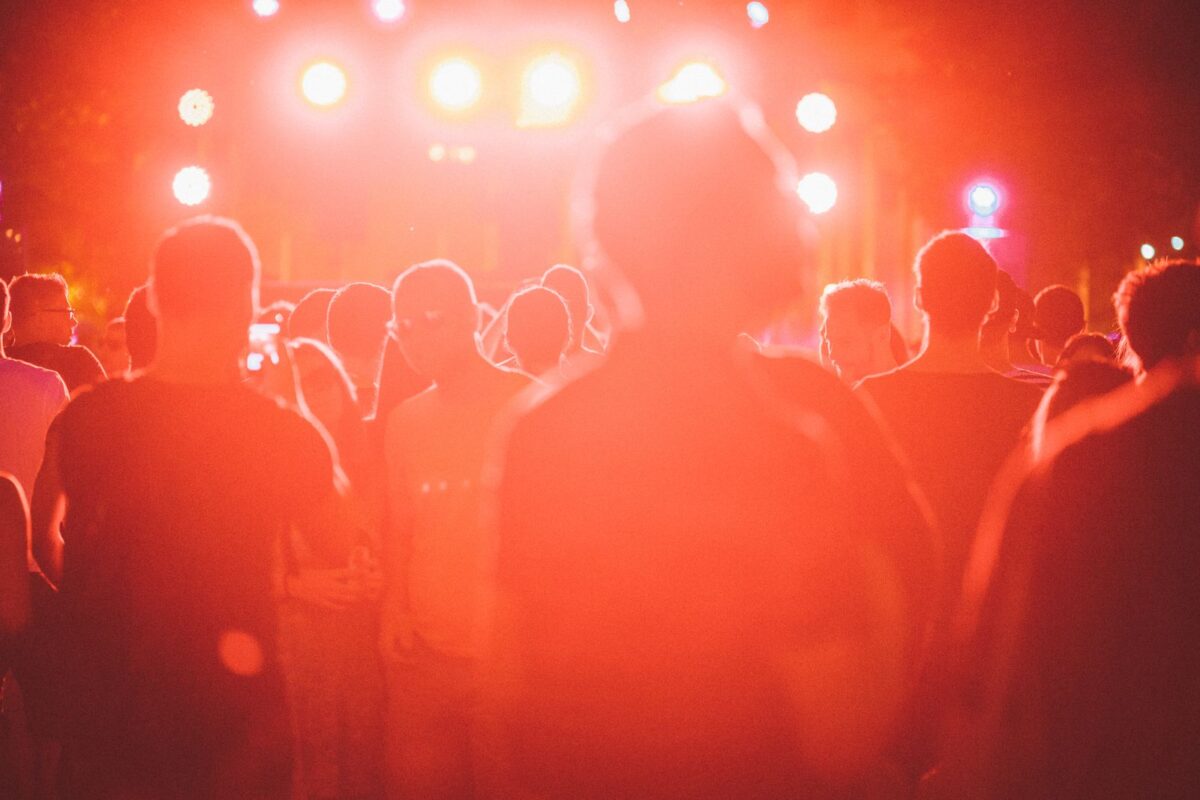 Foule éclairée à contre-jour lors d'un festival de musique en plein air