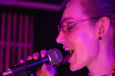 Angèle sort « Instinct » : un troisième album électro qui divise la critique